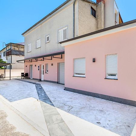 Rooms And Studio Flora Porec Bagian luar foto