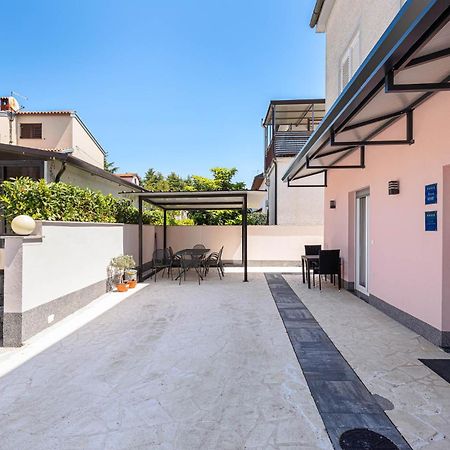 Rooms And Studio Flora Porec Bagian luar foto