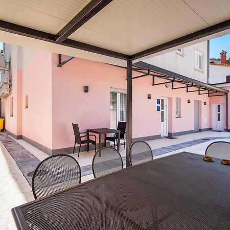 Rooms And Studio Flora Porec Bagian luar foto