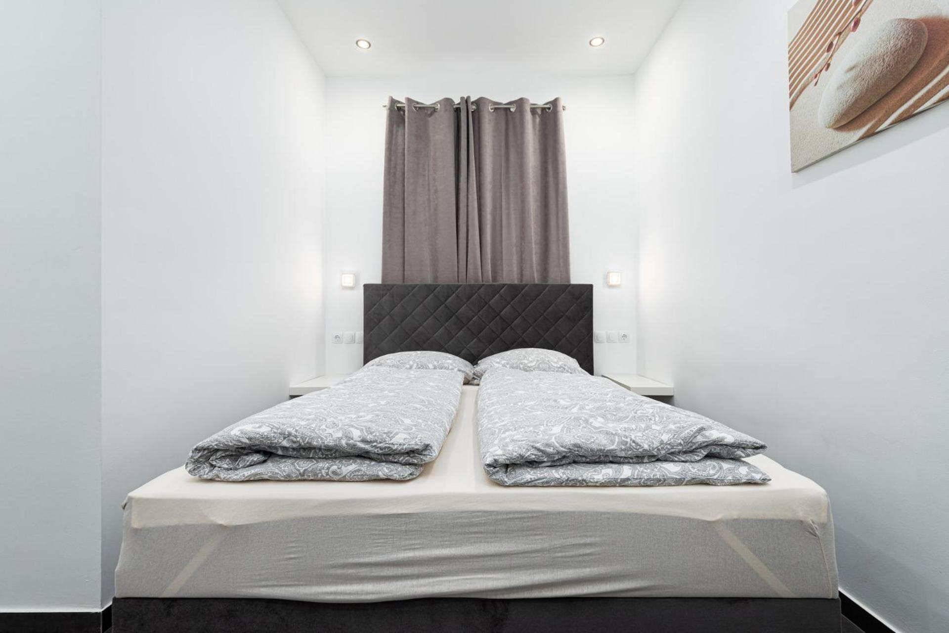 Rooms And Studio Flora Porec Bagian luar foto