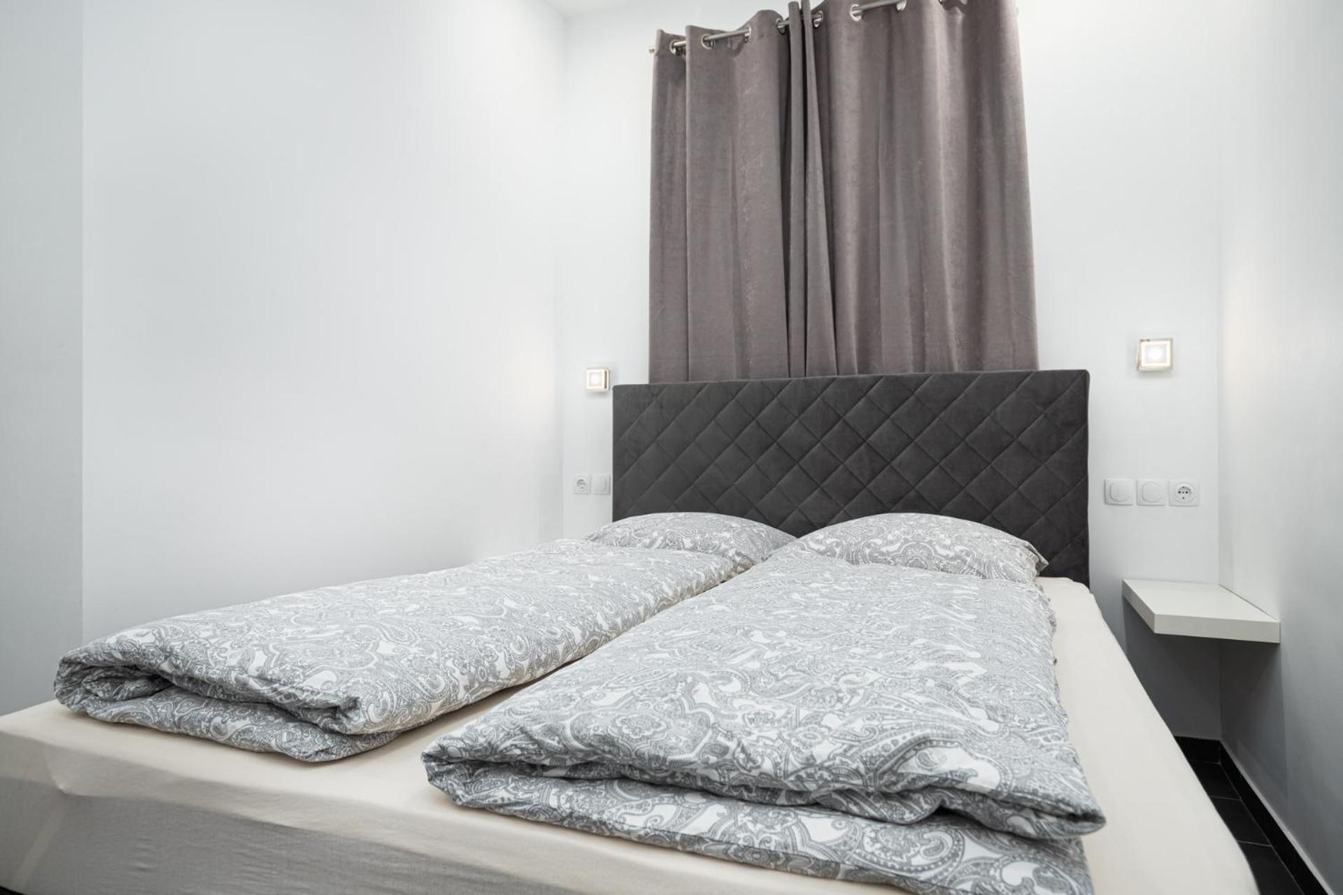 Rooms And Studio Flora Porec Bagian luar foto
