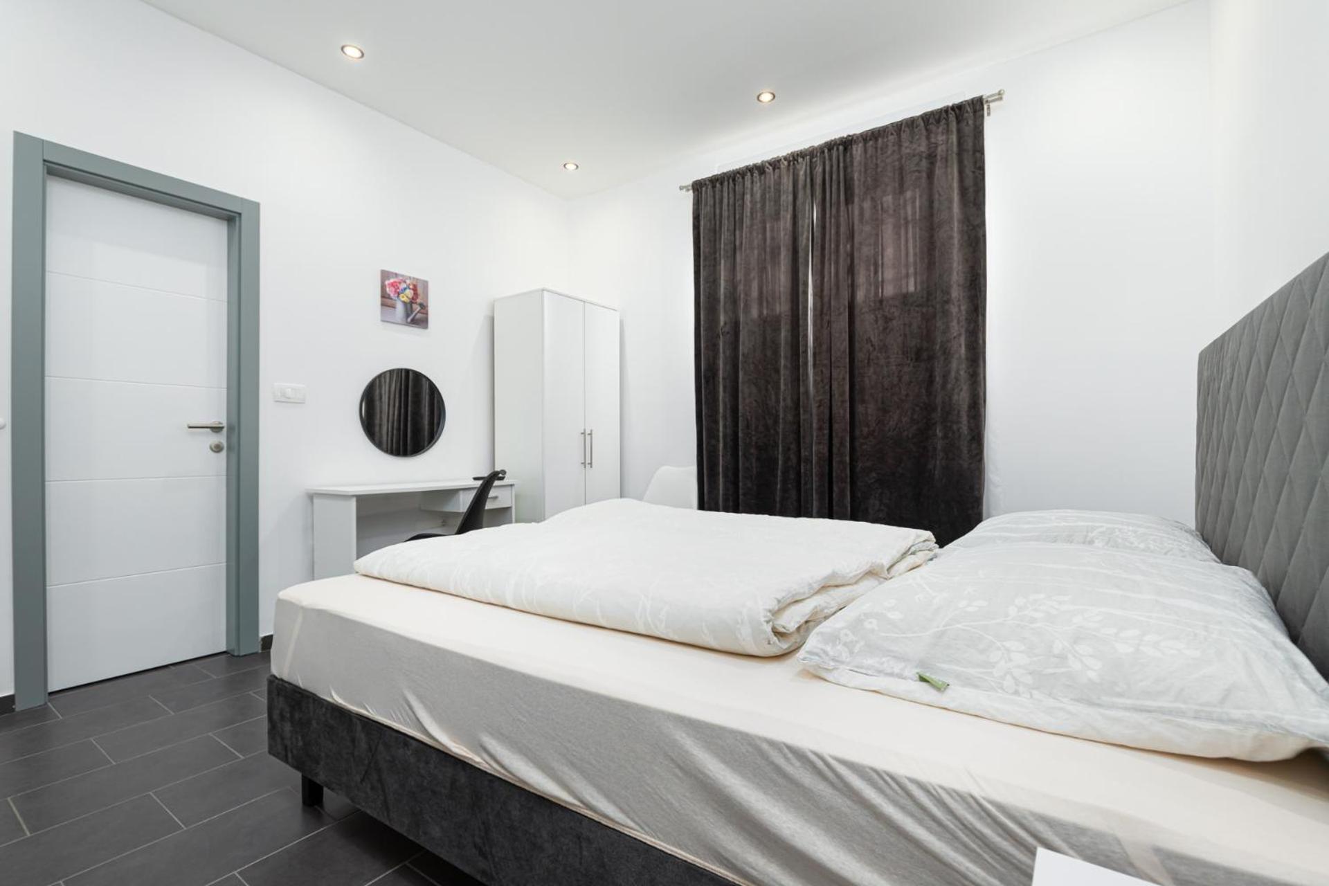 Rooms And Studio Flora Porec Bagian luar foto