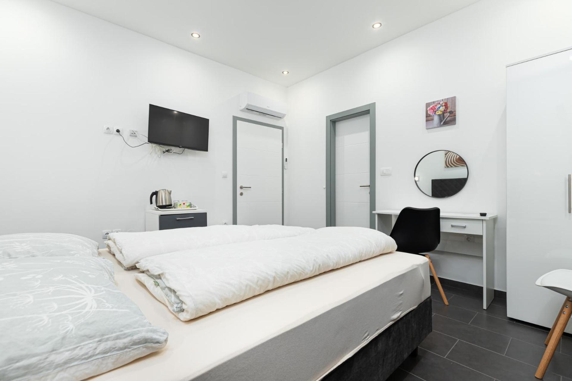 Rooms And Studio Flora Porec Bagian luar foto
