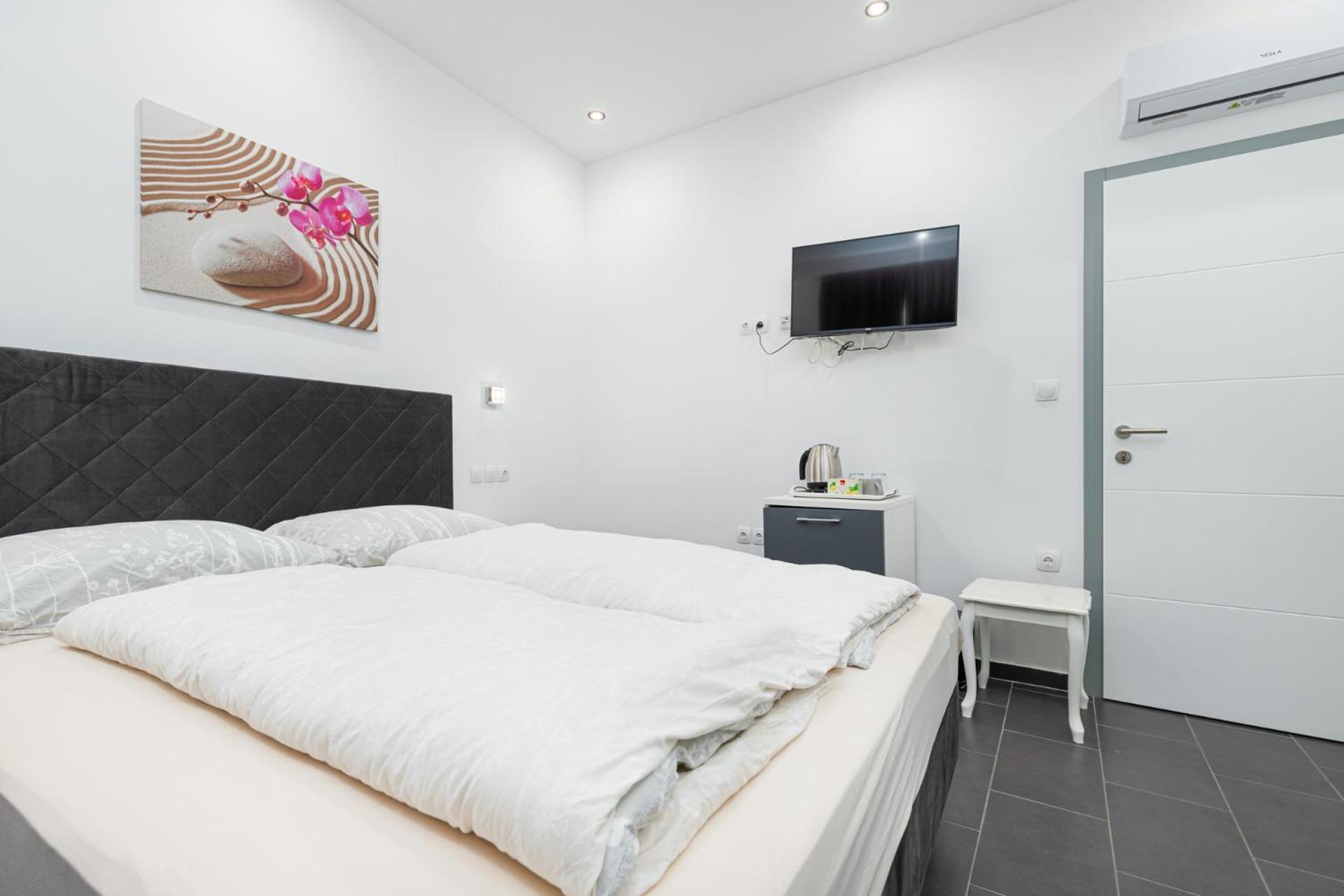 Rooms And Studio Flora Porec Bagian luar foto