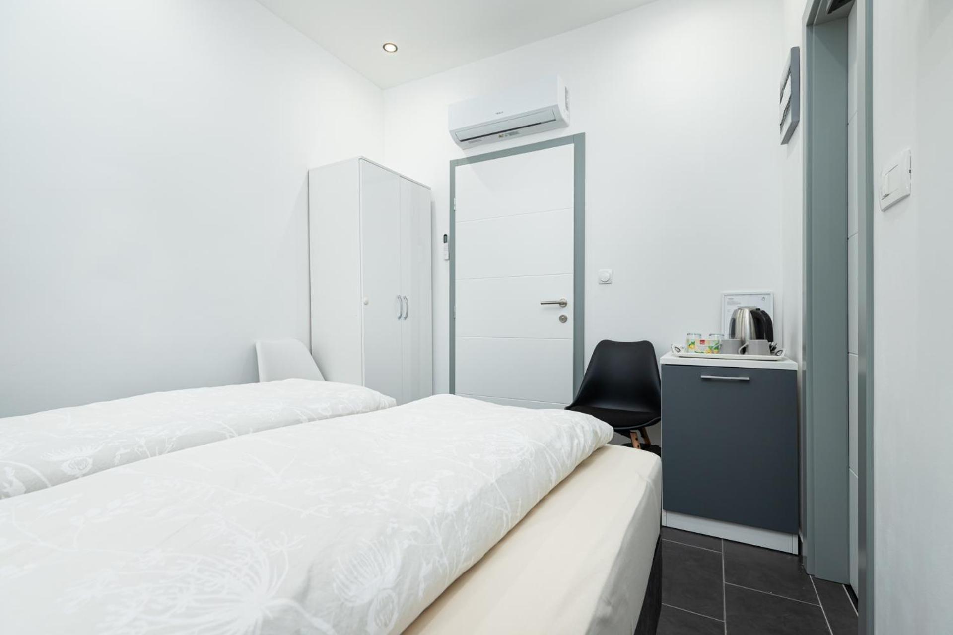 Rooms And Studio Flora Porec Bagian luar foto