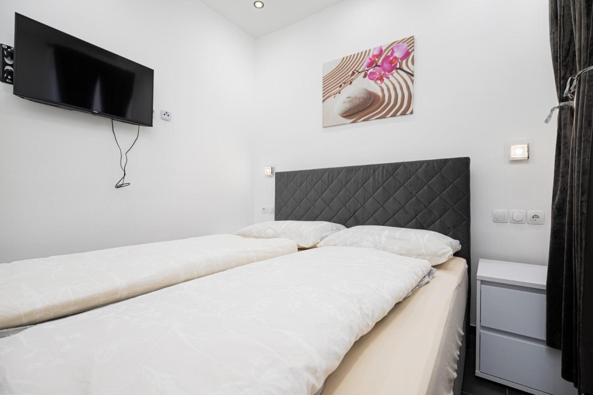 Rooms And Studio Flora Porec Bagian luar foto