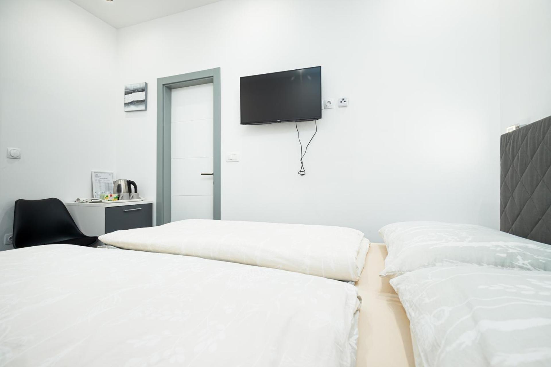 Rooms And Studio Flora Porec Bagian luar foto