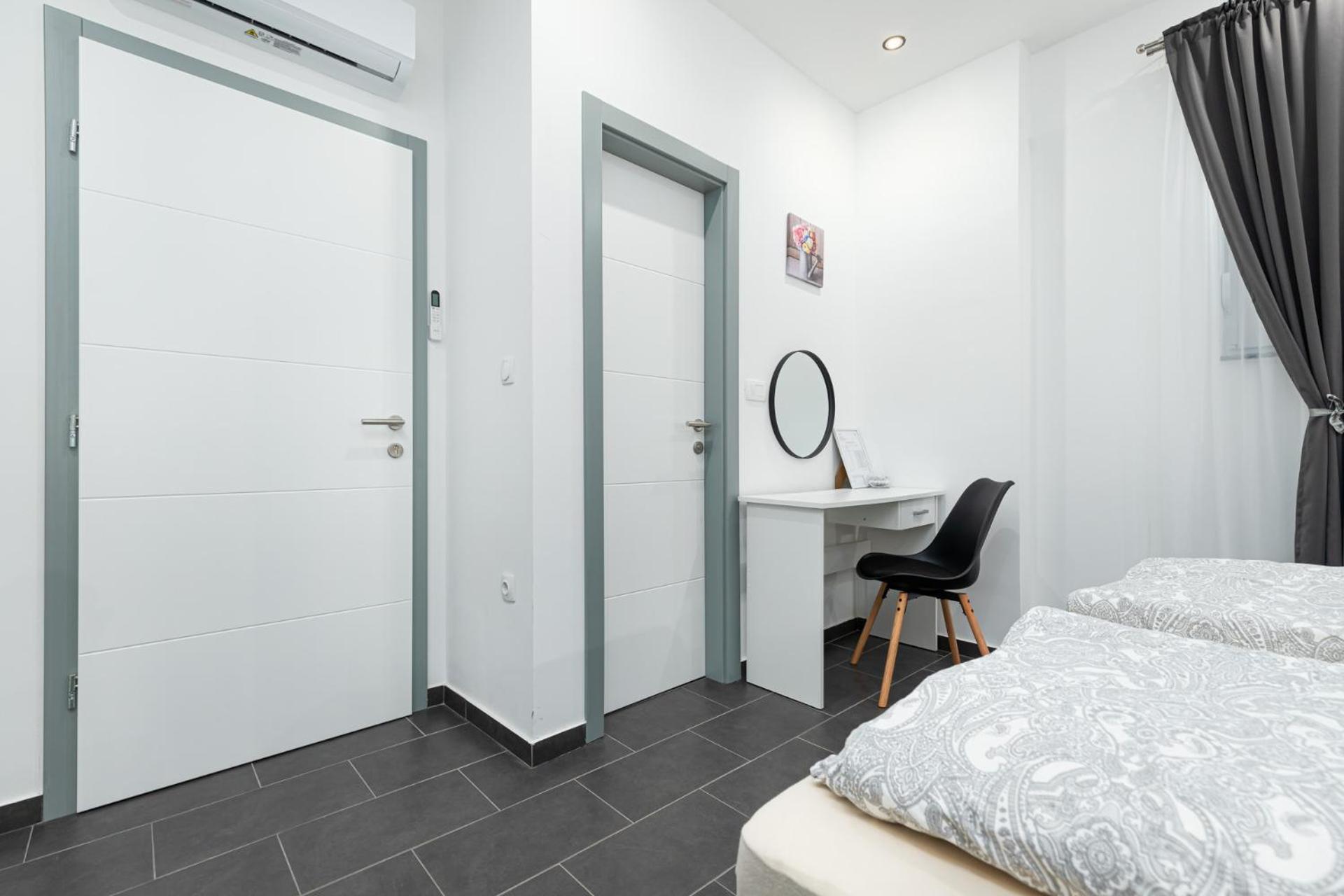 Rooms And Studio Flora Porec Bagian luar foto
