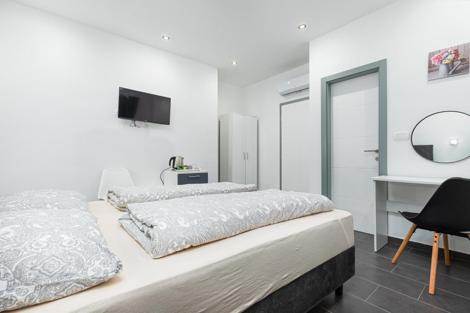 Rooms And Studio Flora Porec Bagian luar foto