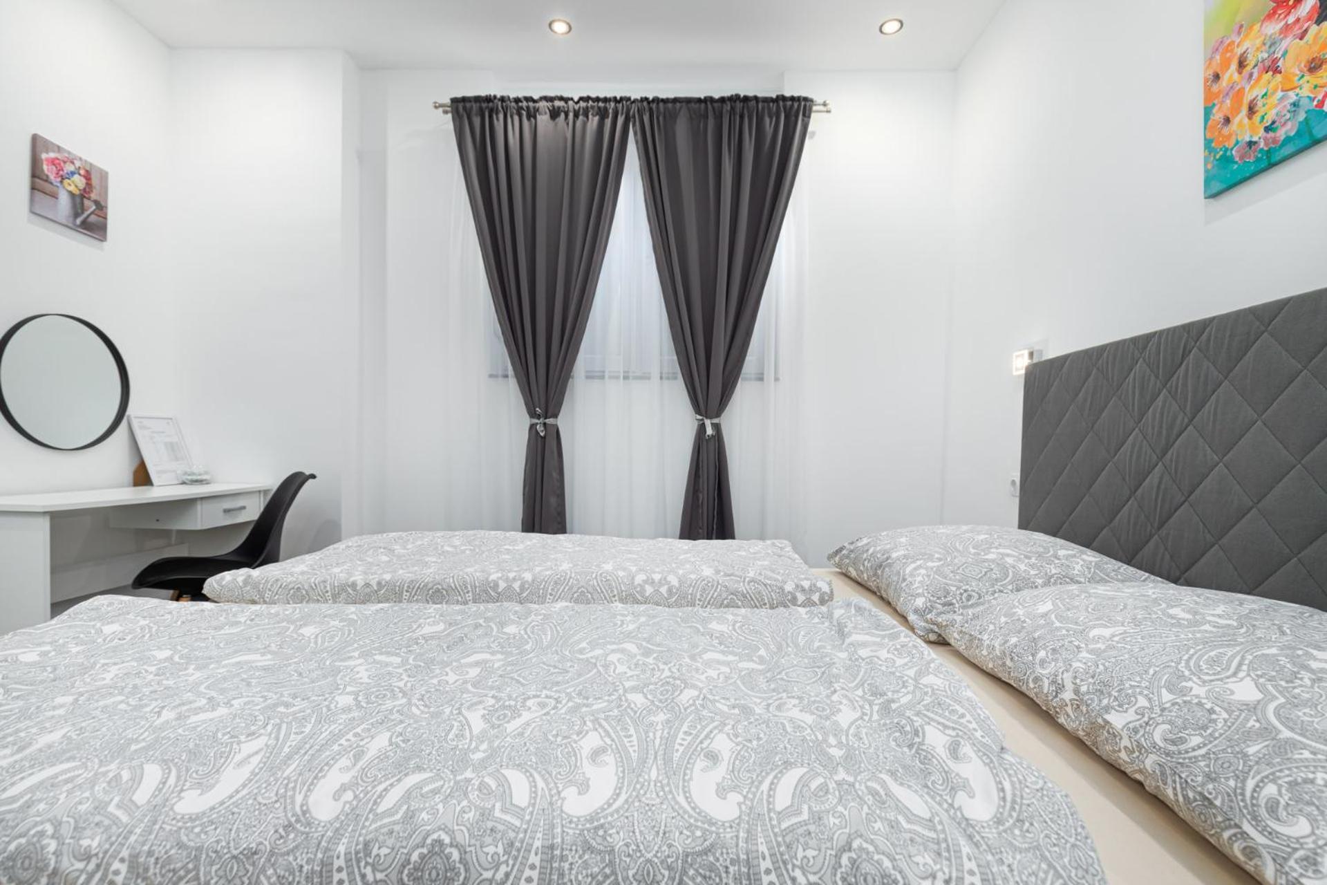 Rooms And Studio Flora Porec Bagian luar foto