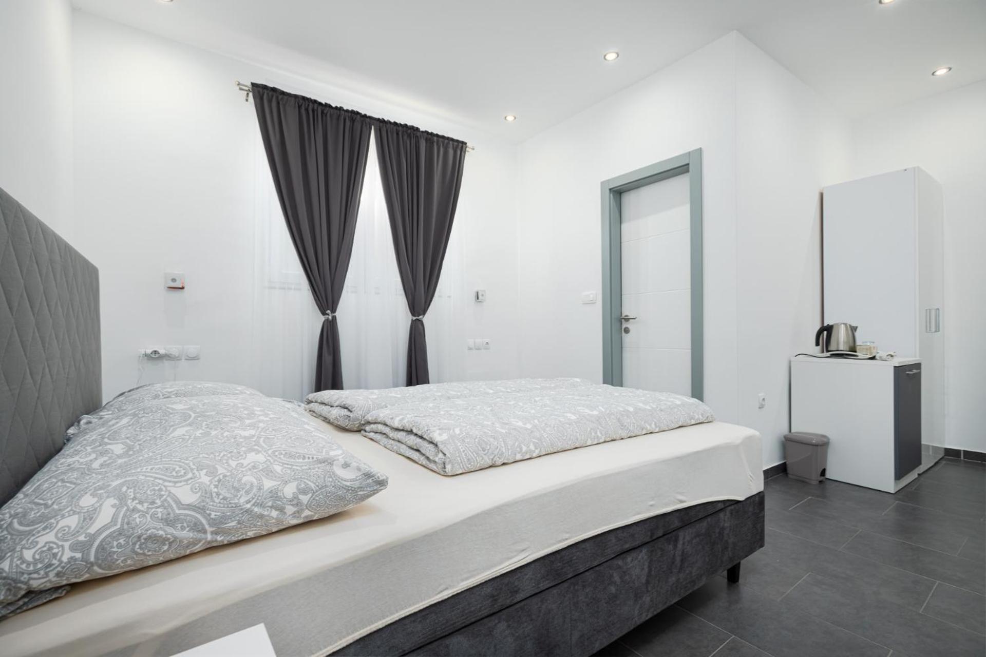 Rooms And Studio Flora Porec Bagian luar foto