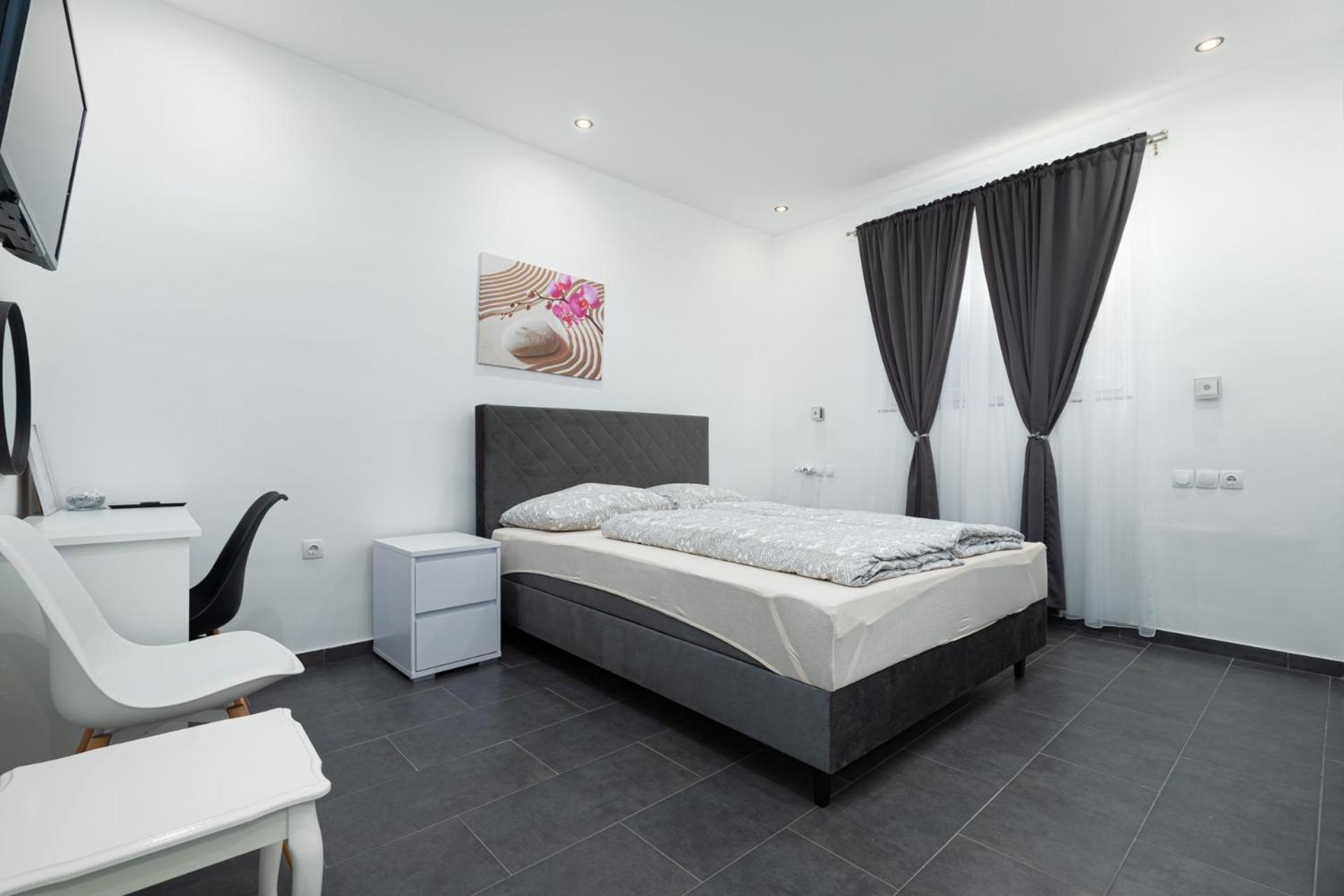 Rooms And Studio Flora Porec Bagian luar foto