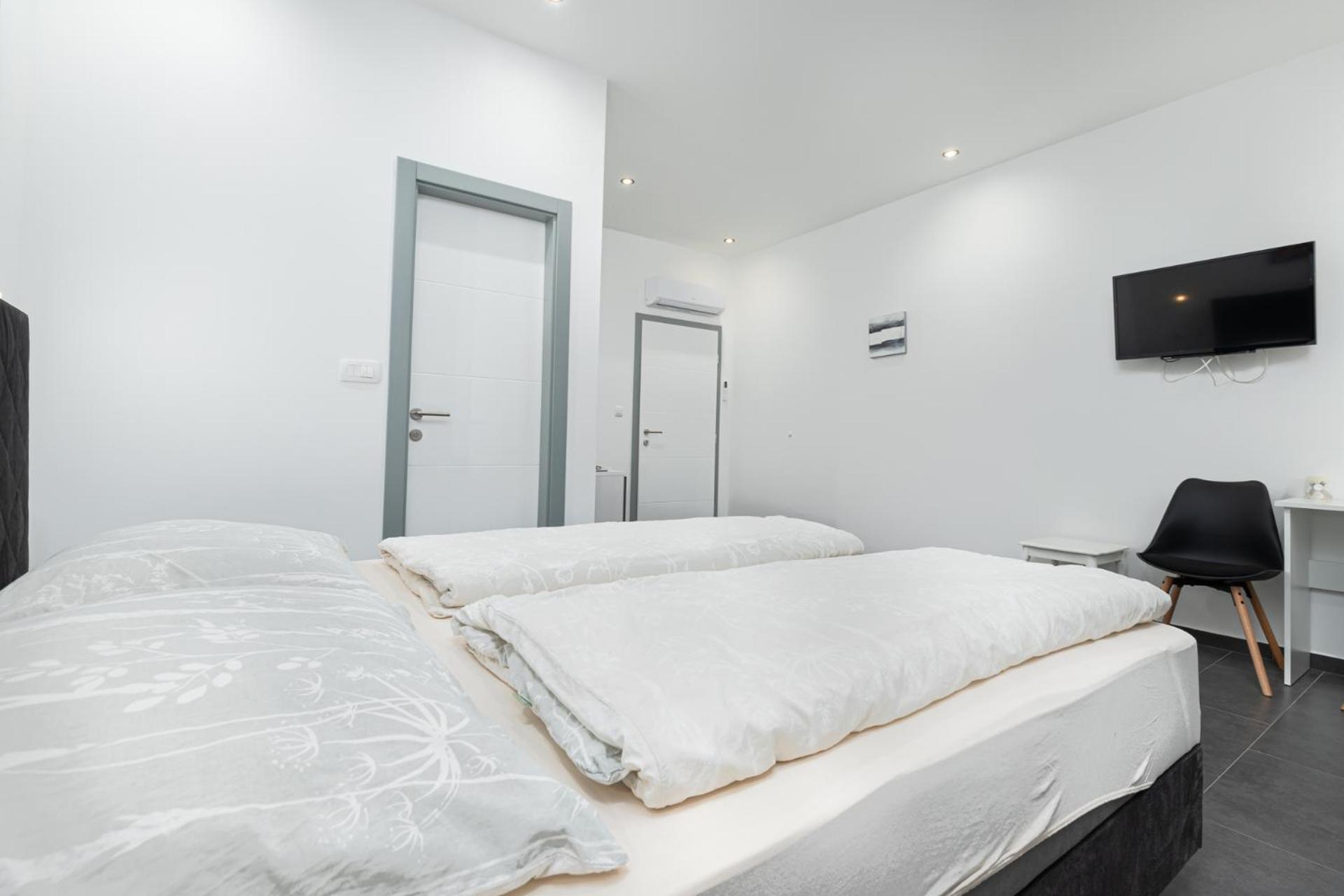 Rooms And Studio Flora Porec Bagian luar foto