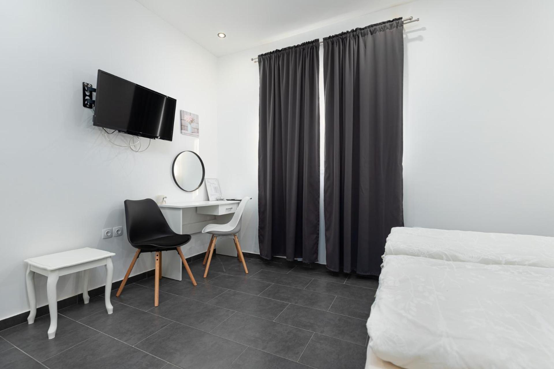 Rooms And Studio Flora Porec Bagian luar foto