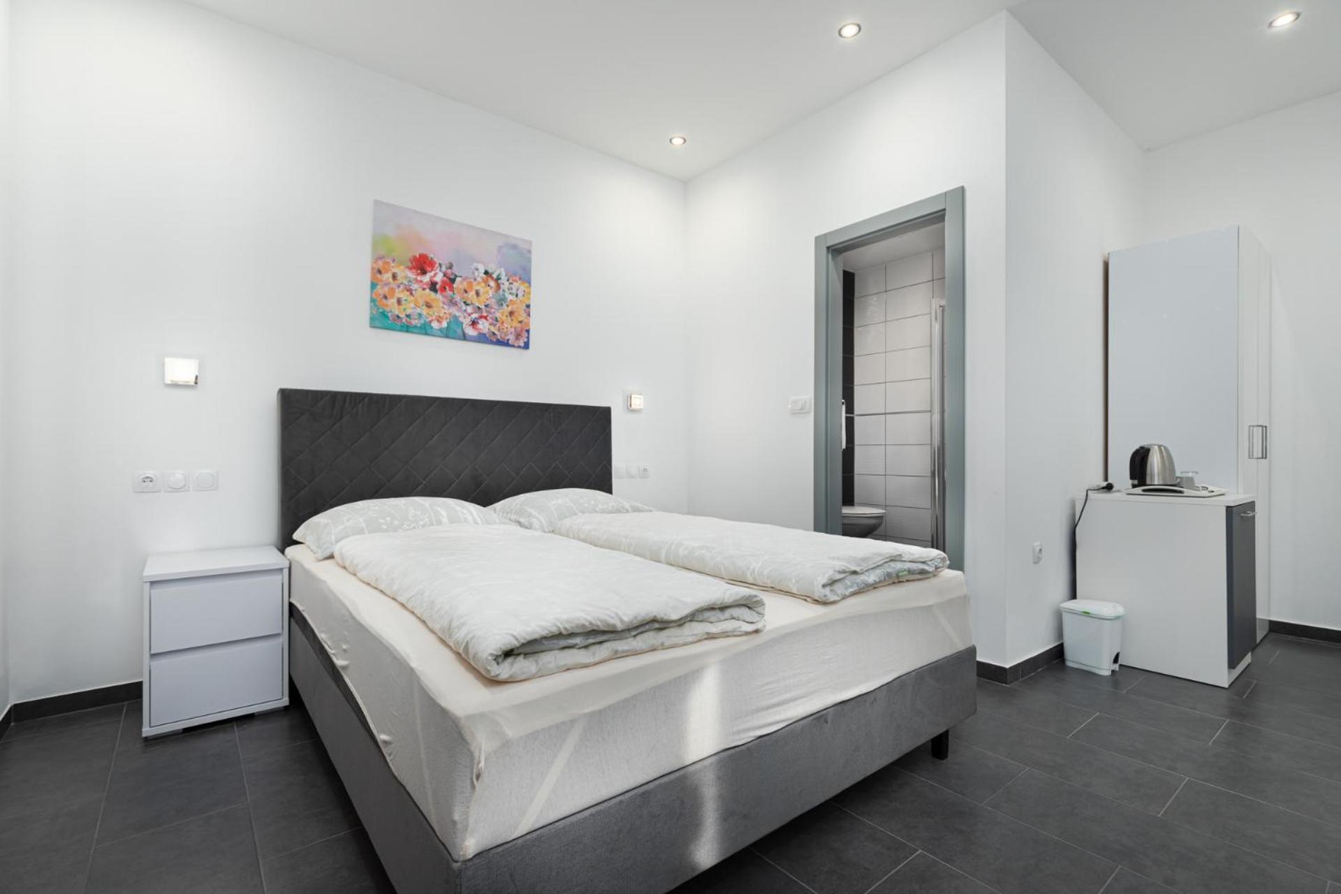 Rooms And Studio Flora Porec Bagian luar foto