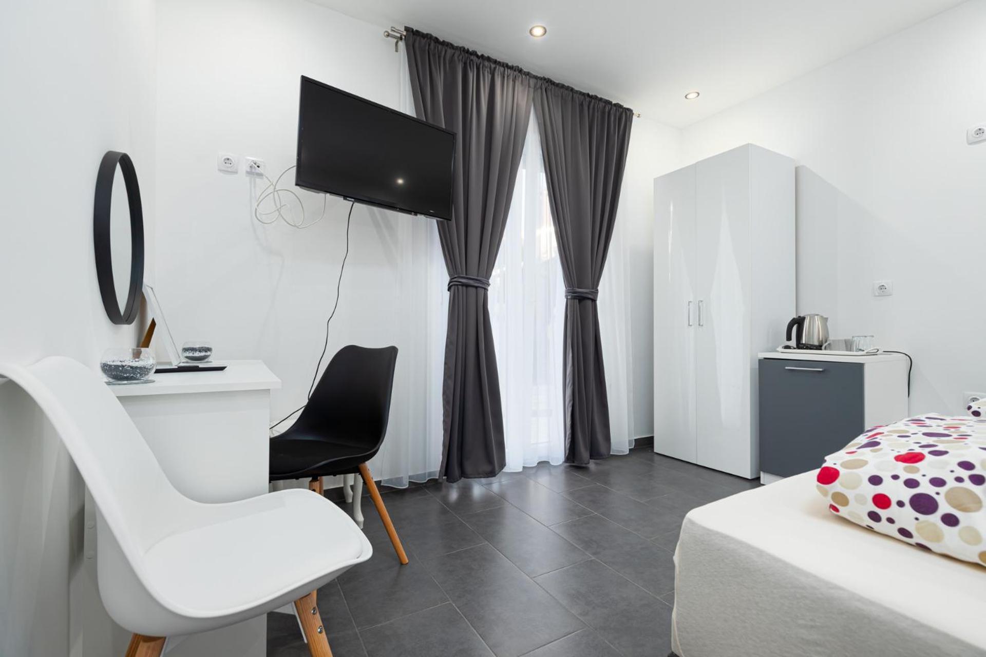 Rooms And Studio Flora Porec Bagian luar foto