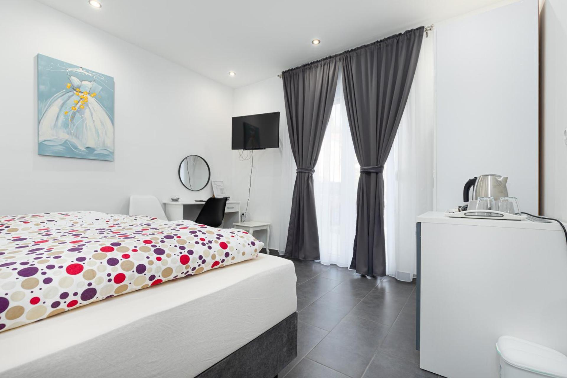 Rooms And Studio Flora Porec Bagian luar foto