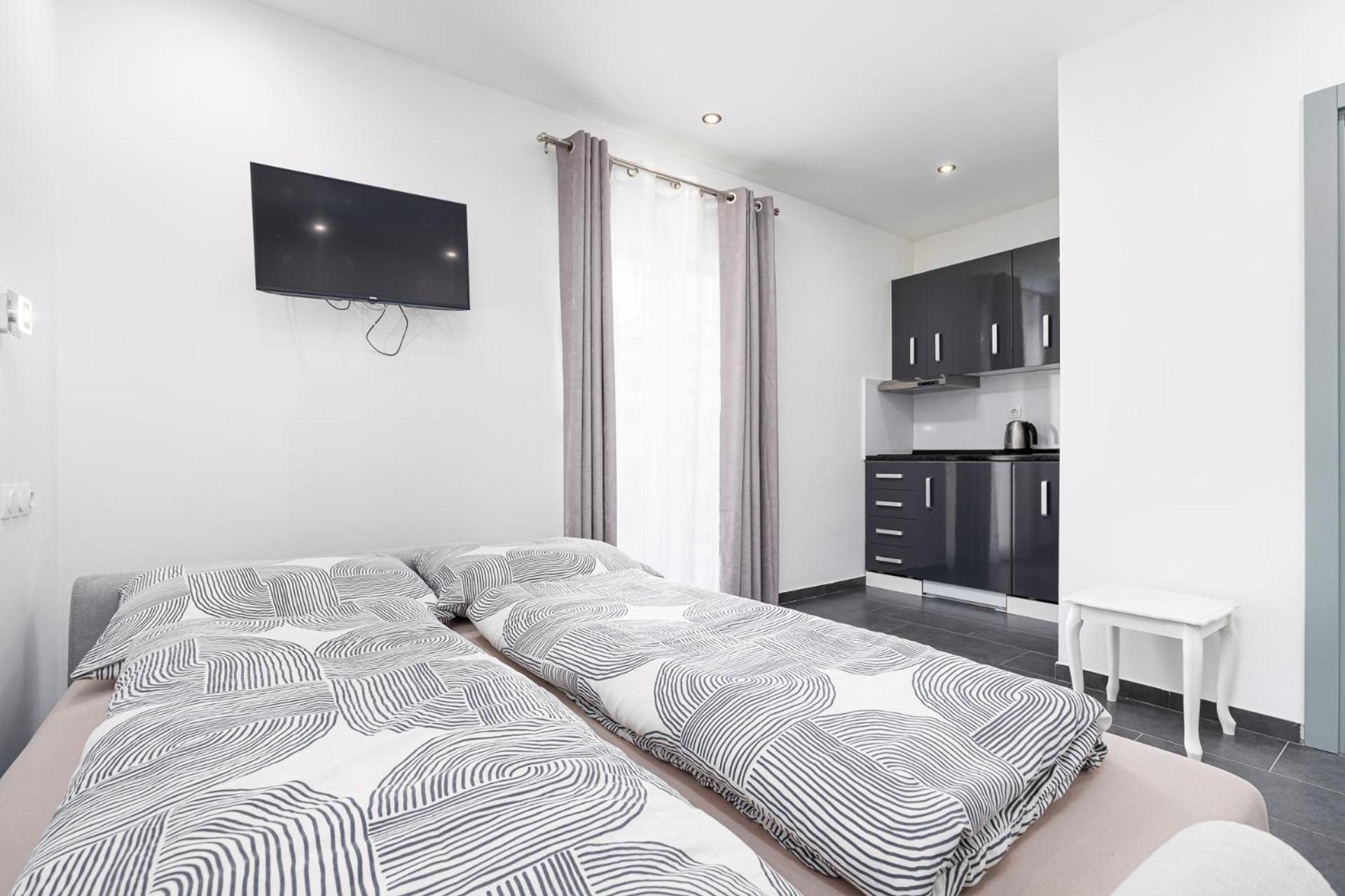 Rooms And Studio Flora Porec Bagian luar foto
